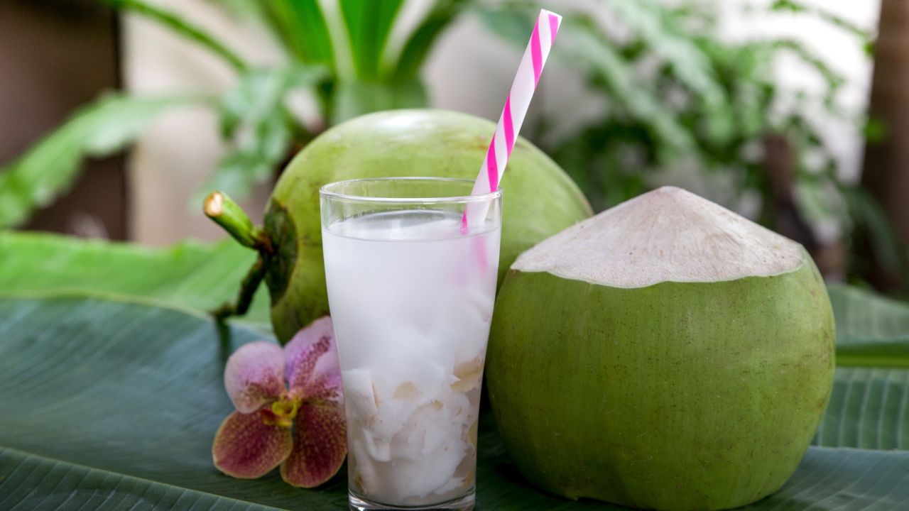 नारियल पानी पीने के 8 बेहतरीन फायदे |